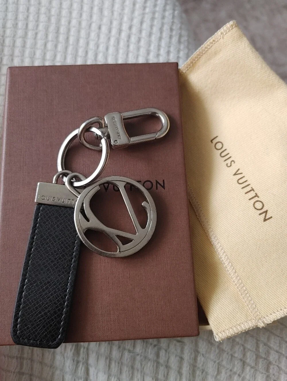 Louis Vuitton 2010 Taiga Leather Neo Club Key Holder - Picture 15 of 15